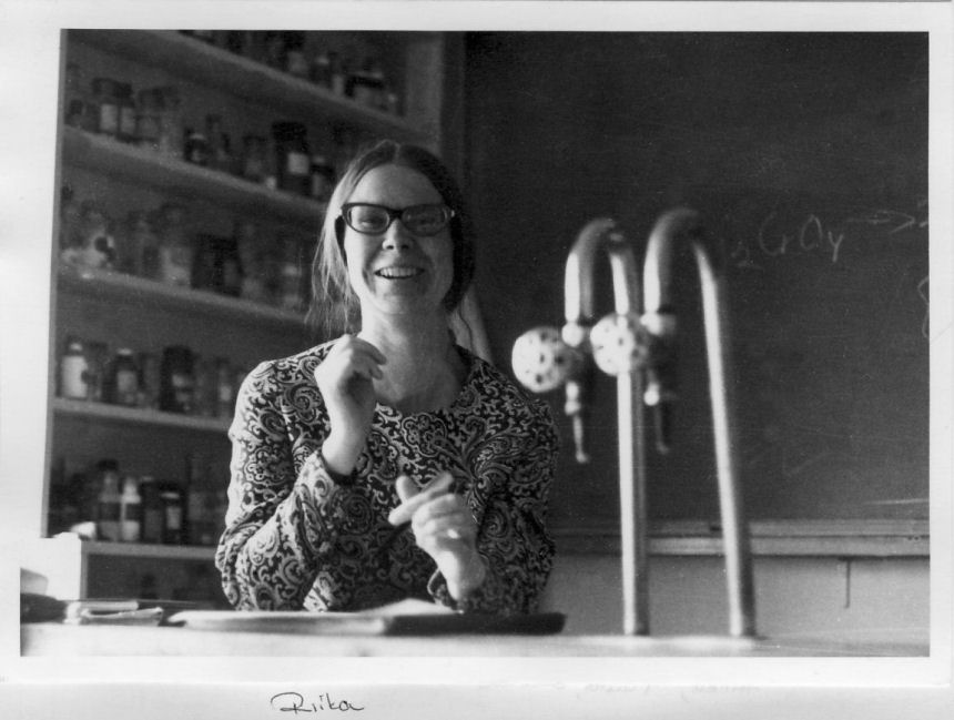 Riika kemian luokassa 1974
