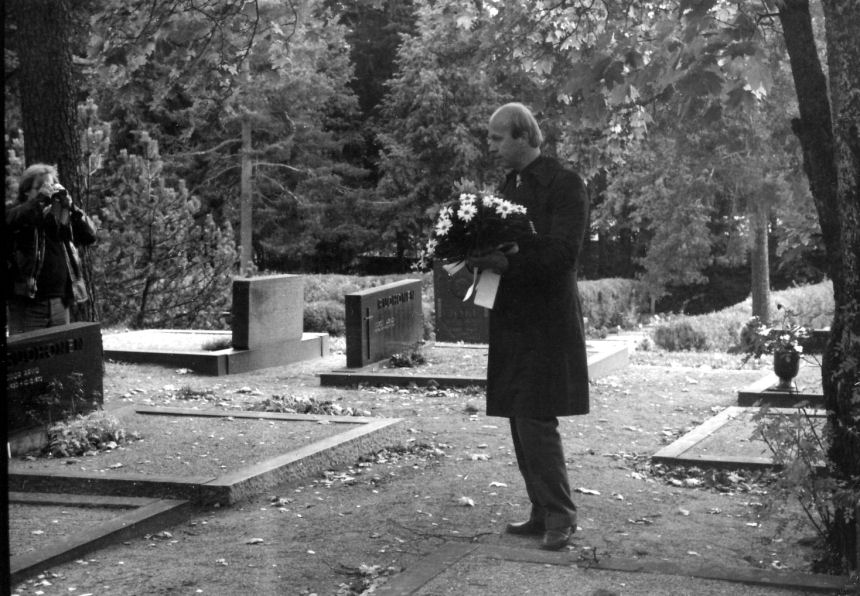 Vihtori Raevuoren haudalla rehtori Atso Taipale 28.9.1983