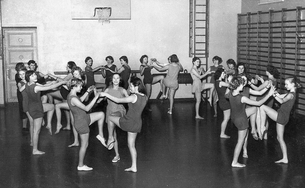 4 A:n tyt�t jumppatunnilla 1954
