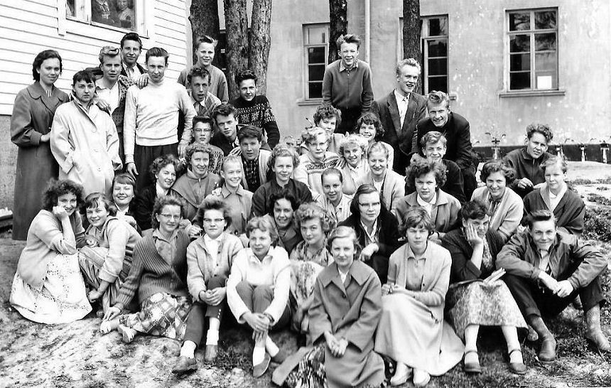 1956-1957 luokkakuva 5 A koulun takapihalla
