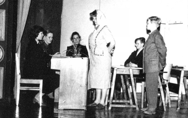 4 A:n luokkajuhlan näytelmästä 1 kevät 1958