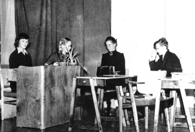 4 A:n luokkajuhlan näytelmästä 2, kevät 1958