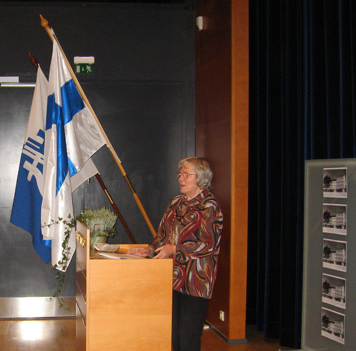 Aila Niinikoski pit�m�ss� Terttu Heinosen ja h�nen yhteist� esitelm��