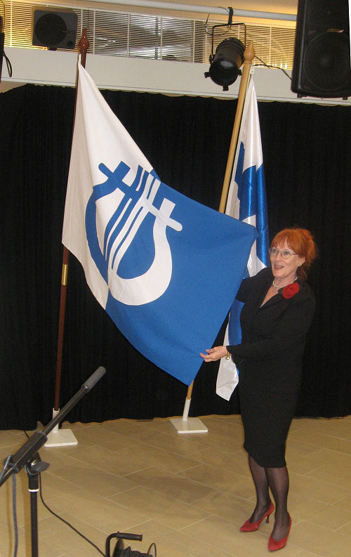 K�py Tarus on tehnyt koulun uuden lipun