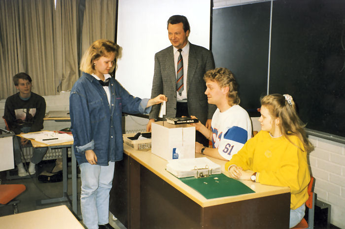 1 C luokka äänestämässä lehtori Väinö Leinosen valvonnassa ennen maaliskuun 1991 eduskuntavaaleja