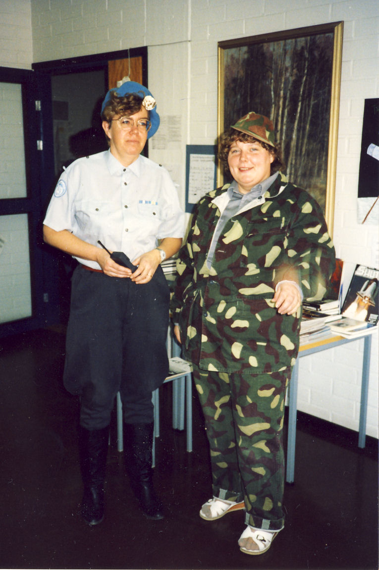 Tuula Puosi vasemmalla Aune Toivasen kanssa