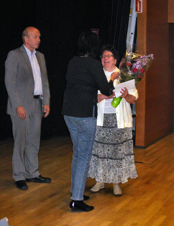 Atso Taipale ja Seija Aarto kukittamassa Arjaa