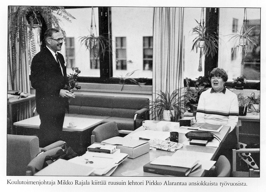 Koulutoimenjohtaja Mikko Rajala puhumassa Pirkko Alarannalle