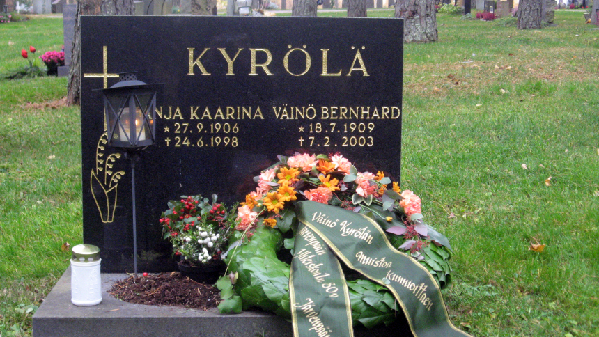 Kukkatervehdys Väinö Kyrölän haudalle 11.10.2008