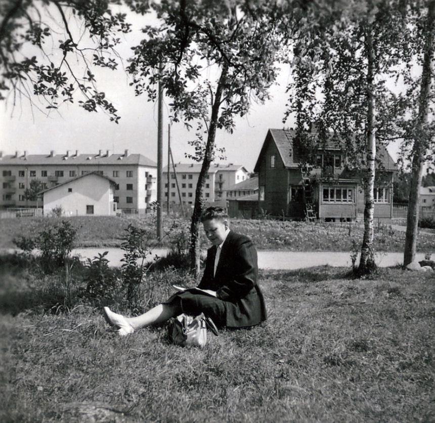 Aune Miettinen Hautam�ell� / kirkonm�ki