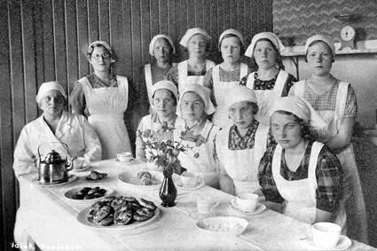 Hilja Raevuori kotitalousryhmn kanssa