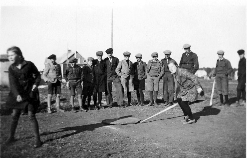 1 luokkalaisia pelaamassa pesäpalloa 1930-1931