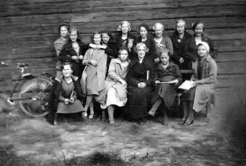 1933-34 5 lk Nahkalinnan seinustalla