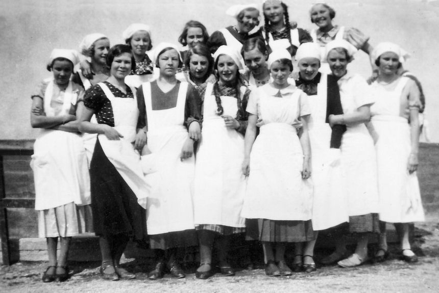 Tytöt menossa soppatunnille 20.5.1935