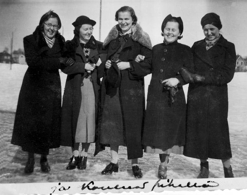 7 luokan tyttöjä koulunpihalla 1937 keväällä