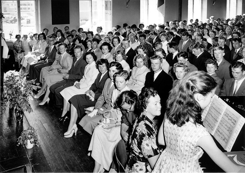 ylioppilaat 1957 juhlasalissa