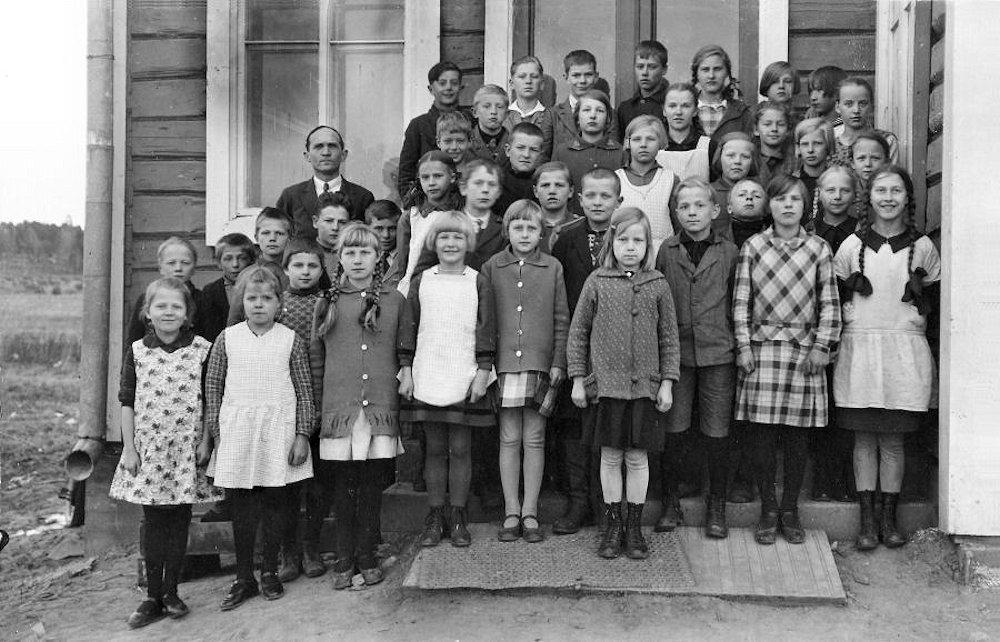 Ensimmäiset oppilaat 1-luokka 1928 Nahkalinnan ovella