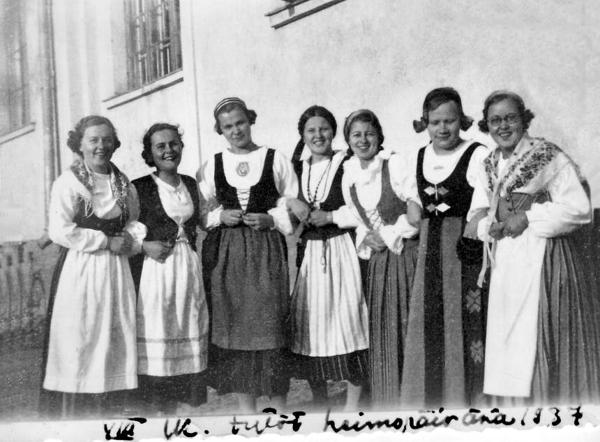Heimopäivänä syksyllä 1937 8 luokan tytöt
