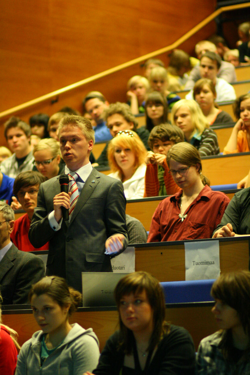 Oppilaat tekiv�t kysymyksi� p��ministerille