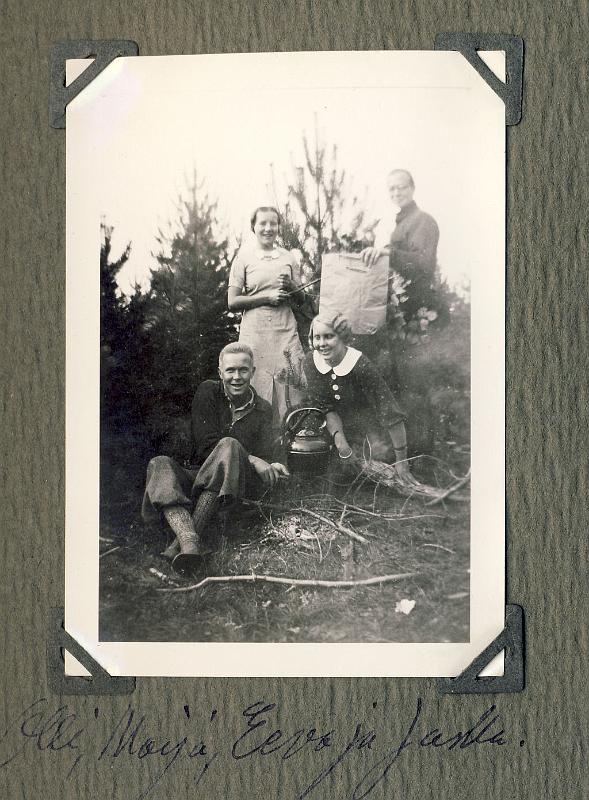 1936perunaretki01PT.jpg - EKI, M,AIJA, EEVA JA JASKA KAHVINKEITOSSA. Pekka Talvelan albumista.