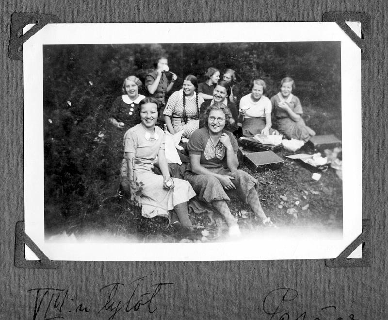 1936perunaretki02PT.jpg - 8 LUOKAN TYTÖT PERUNARETKELLÄ.Pekka Talvelan albulmista.