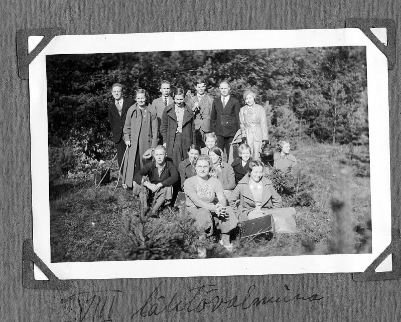 1936perunaretki03PT.jpg - 8 LUOKKA LÄHTÖVALMIINA.Pekka Talvelan albumista.