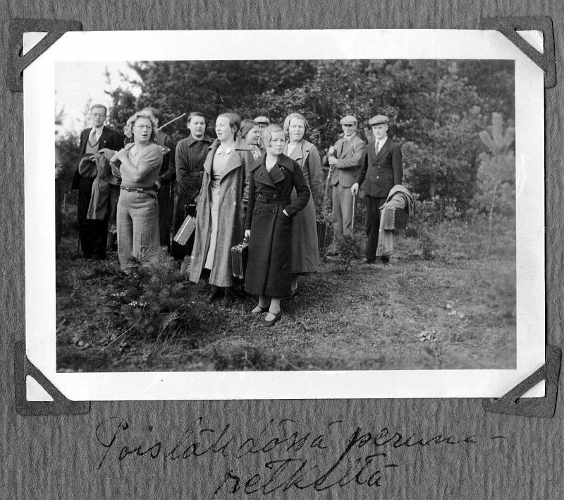 1936perunaretki06PT.jpg - JA SITTEN POIS LÄHDÖSSÄ.Pekka Talvelan albumista. 