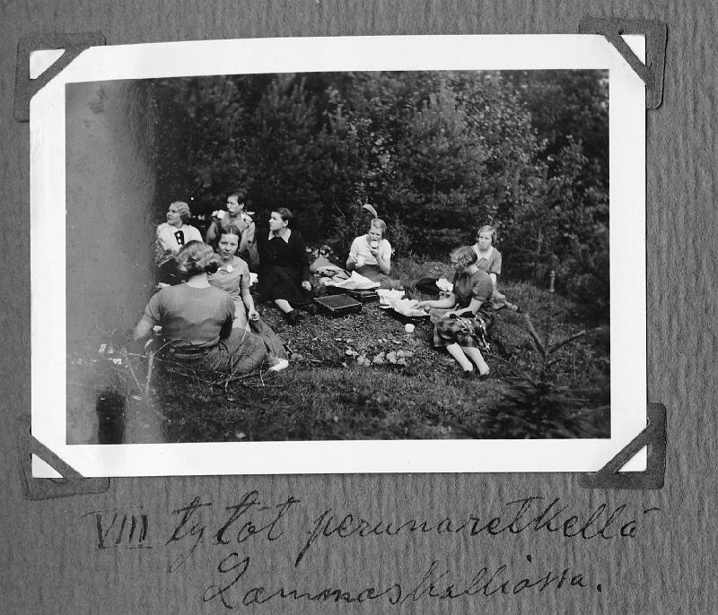 1936perunaretki07PT.jpg - RUOKATAUKO LAMMASKALLION MAILLA. Pekka Talvelan albumista
