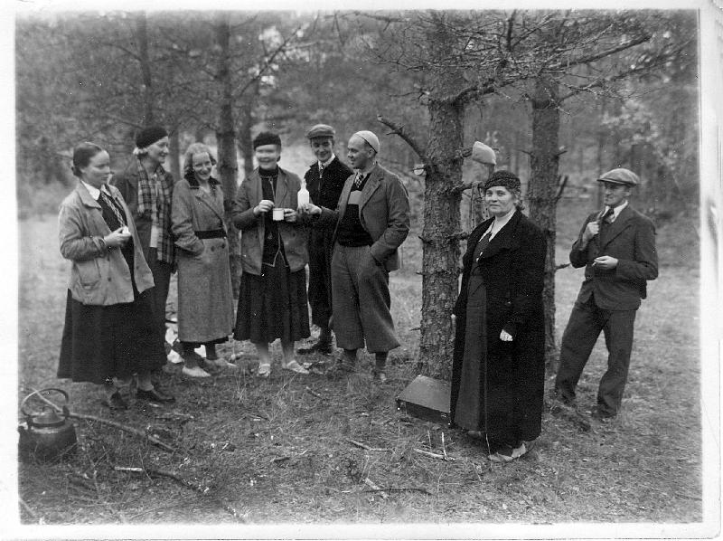 opettajat1936_perunaretkella.jpg - LAMMASKALLION PERUNARETKELLÄ OPETTAJIEN KAHVIHETKI. VASEMMALTA LUKIEN:EVA BACKMAN, HELJÄ SAARELA, LIISA TOIVONEN, ESTER KOKKONEN, ERKKI KOLEHMAINEN, VEIJO KOKKONEN, AXA BERGLIND, HEINO KOKKONEN. Elina Lehtosen albumista.